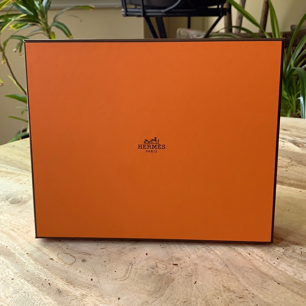 HERMÈS Giftbox w/ribbon - Small
